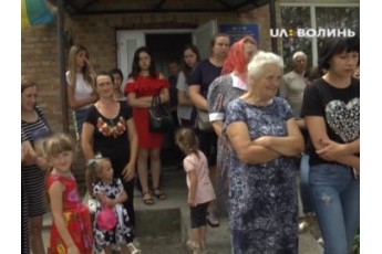 У селі на Волині більше сотні людей виступають з проханням не закривати тутешню школу (відео)