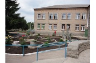 Брудний посуд в тумбочках та 