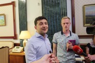 Президент Зеленський показав свій робочий кабінет в АП (відео)