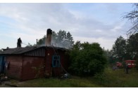 На Волині блискавка повністю знищила будинок та усе майно господарів, небайдужих просять про допомогу