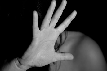 23-річний педофіл регулярно ґвалтував сплячу 2-річну похресницю і продавав зняте з нею порно