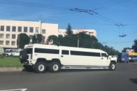 На елітній автівці, під гучну музику і з танцями: як у Луцьку святкують випускний (відео)