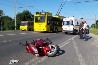 Під Луцьком − кривава ДТП, тролейбус збив мотоцикліста (фото)