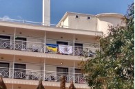 Дітей АТОвців та сиріт виселили з готелю через український прапор (фото)