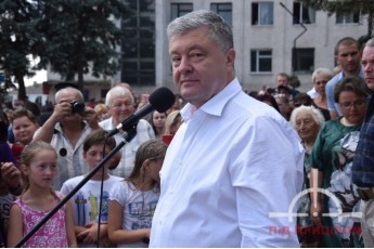Головні новини Волині 27 червня: Порошенко на Волині випхав в плечі пенсіонера, бо той задавав йому питання; у Луцьку дівчина намагалась себе задушити…