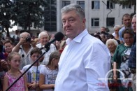 Головні новини Волині 27 червня: Порошенко на Волині випхав в плечі пенсіонера, бо той задавав йому питання; у Луцьку дівчина намагалась себе задушити…