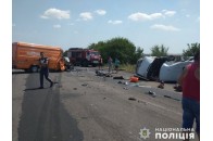 Вантажівка протаранила маршрутку з пасажирами: є загиблі та багато постраждалих (фото)