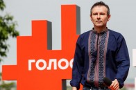 Погрожували фізичною розправою та матюкали: на волонтерів партії Вакарчука 