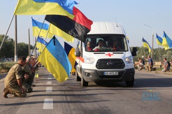 На колінах: як прощалися з воєнним медиком, що загинула під час обстрілу на сході (фото, відео)
