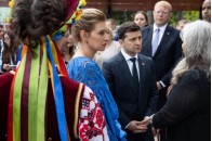 Оголила те, що не слід було: Олена Зеленська нарвалася на критику через недотримання президентського етикету (фото)
