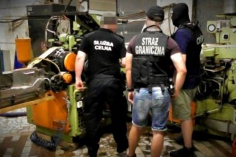 12 українців затримали на нелегальній фабриці у Польщі
