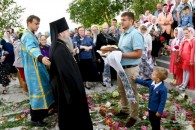 Килим з квітів, поцілунки та коровай: як на Волині зустрічали очільника УПЦ МП Нафанаїла (фото)