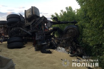 Смертельне зіткнення зерновозів: водії та пасажир померли на місці (фото)