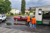 У Луцьку спортивний автомобіль влетів у тролейбус (фото, відео)