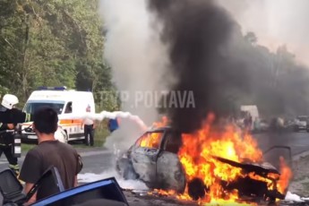 Авто спалахнуло після зіткнення: внаслідок ДТП загинула людина, дитина та ще 3 осіб – у лікарні (фото, відео)
