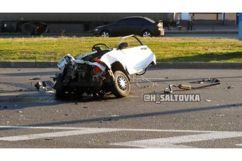 Автомобіль розірвало навпіл: у смертельній аварії померло двоє людей (моторошні фото, відео 18+)