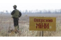 Вражають своєю цинічністю: окупанти змусили місцевого жителя бігти через мінне поле (фото)