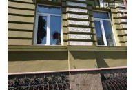 У Луцьку неадекват побив вікна у прокуратурі (фото, відео)