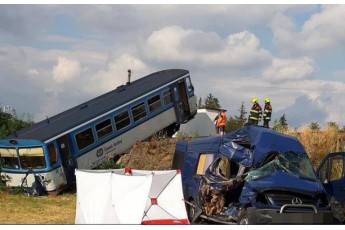 У моторошну ДТП потрапив автобус з українцями в Чехії, є загиблі та постраждалі (фото, відео)