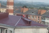 У Луцьку малолітні дівчата вибрались на дах багатоповерхівки (фото)