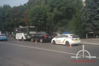 ДТП у Луцьку: зіткнулись маршрутка та елітний позашляховик (фото)