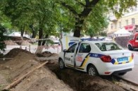 Патрульний поліцейський раптово помер за кермом службового автомобіля, спричинивши ще й аварію (фото, відео)