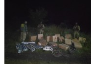 На Волині контрабандисти заховали в кущах понад 30 ящиків з цигарками (відео, фото)