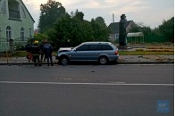 У місті на Волині BMW влетів у металеву огорожу та застряг, водій втік (фото)