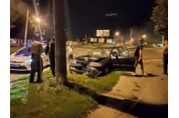 Тест-драйв по-луцьки: автомобіль на шаленій швидкості влетів у стовп (фото)