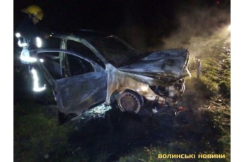 У Луцьку біля авторинку вщент згорів легковик: поліція підозрює підпал (відео)