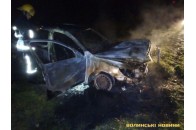 У Луцьку біля авторинку вщент згорів легковик: поліція підозрює підпал (відео)