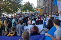 Порошенка намагалися закидати яйцями після допиту в ДБР