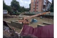 Наслідки нічної грози у волинському місті: повалені дерева та пожежа на даху новобудови