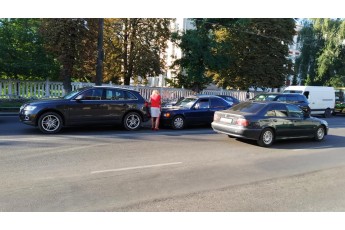 У Луцьку на проспекті зіштовхнулись автомобілі: рух – ускладнений (фото)
