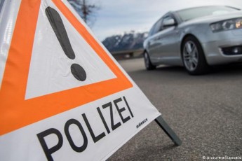 Прикинулися поліцейськими: українських заробітчан пограбували та переїхали автомобілем в Німеччині