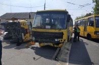 У Луцьку − страшна автотроща з маршруткою на перехресті (фото)