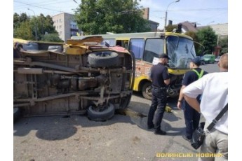 Повідомили про п'ятого постраждалого в автотрощі за участі маршрутки у Луцьку