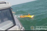 Поліція врятувала дівчину на надувному матраці, яку віднесло за кілометр від берега (відео)