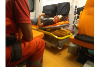 Луцькі активісти допомогли чоловікові, який постраждав від оскаженілого коня