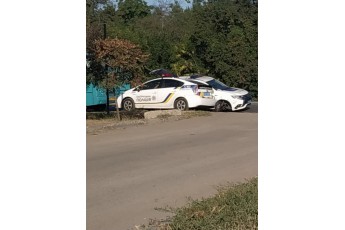 Відірвало колесо: патрульне авто зіткнулось з автобусом (відео)