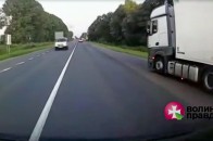 На волинській трасі фура ледве не знесла з дороги мікроавтобус з п'ятьма дітьми всередині