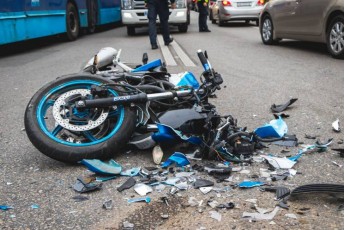 Вирішили покататись: мотоцикл на швидкості врізався у ВАЗ, постраждали неповнолітні