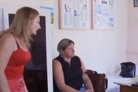 Закривавлене обличчя та подряпане декольте: матері влаштували криваву бійню через дітей (відео 18+)