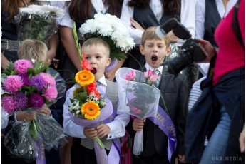 Замість квітів – допомога онкохворим: луцькі школярі передали до благодійного фонду зібрані кошти (фото)