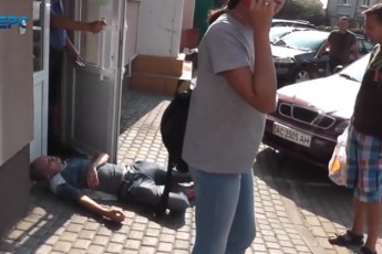 У центрі Луцька під стінами ЦНАПу побили чоловіка (відео)