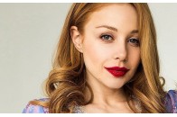 Тіна Кароль вийшла в світ у відвертій сукні