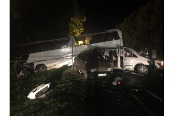 Туристичний автобус з десятками дітей потрапив у смертельну аварію, багато постраждалих (фото)