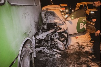 Від удару автівка загорілась: два легковики протаранили автобус (моторошні фото, відео)