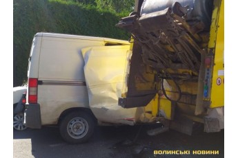 У Луцьку − масштабна аварія, зіткнулись декілька авто (фото)