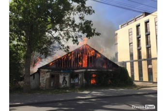 У центрі Луцька горить будинок (фото, відео)
